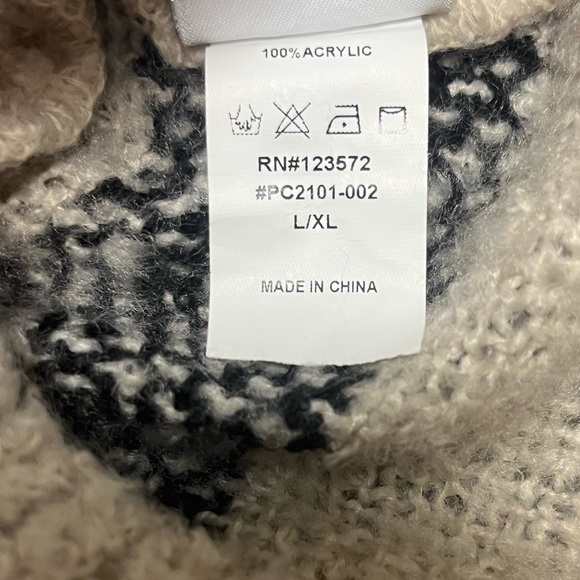 L/XL Soft, poncho style sweater. Northern Angel - Picture 4 of 4